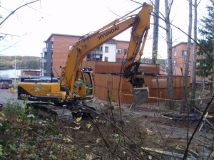 rautatienkatua kaivaa kaivinkone