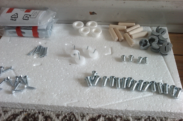 ikean-kenkahyllyn-ruuvit