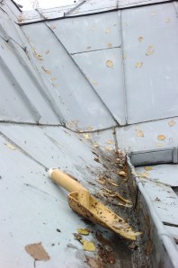 Rännien puhdistamiseen kätevin väline oli istutuslapio. 