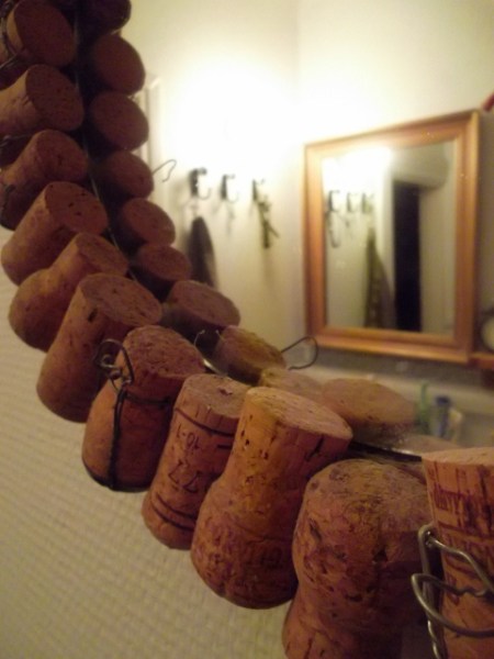 kuohuviinipullonkorkeista-peilinkehys-lähikuva