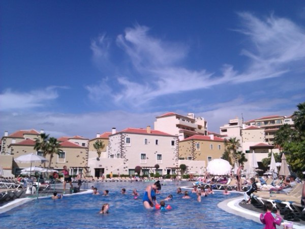 hotellin-uima-allas-yleiskuva (640x480)