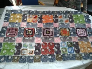 isoaidin-nelioista-koottava-peitto