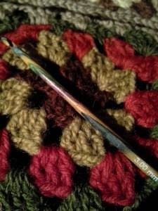 bambupuinen-virkkuukoukku-isoäidin-neliön-päällä