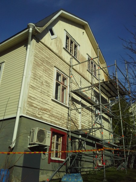 rakennustelineet-talon-skrapattavalla-etelaseinalla