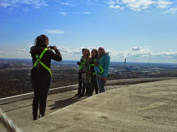 ryhmäkuva-televisiotornin-reunalla