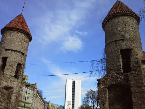 viru-hotelli-kaupunginmuurin-tornien-välissä