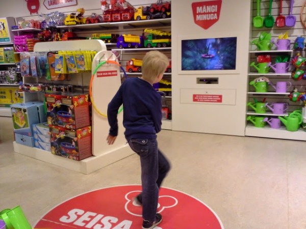 poika-xboxilla-kaubamajan-leluosastolla