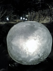 ilmapallossa jäädytetty jäälyhty