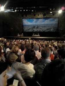 oopperajuhlien yleisöä