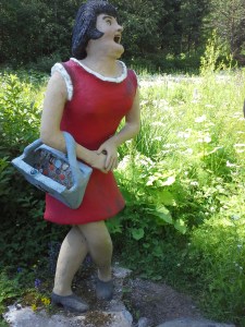 Iloinen läski oli Parikkalan patsaspuistossa.