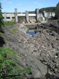 Kun pato avataan, koskinäytöksessä virtaa puoli miljoonaa kuutiota vettä sekunnissa. 