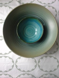 keramiikkakulhot-wetterhoffin-toukokuu-pöytäliinalla