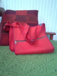 marimekko-olkalaukku-ja-isoäidin-neliöt-tyynyt-sohvapeite