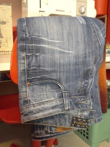 farkut-ompelukoneen-edessä