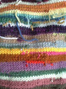 Päätteleminen on tuskaa. Minimoin sen neulomalla vaihdoskohdassa vanhaa ja uutta lankaa 4-5 silmukan verran päällekkäin. Ylimääräiset päät vain saksin pois.