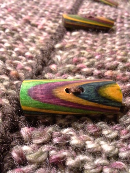 tweedneulelanka-ja-monivärinen-puunappi