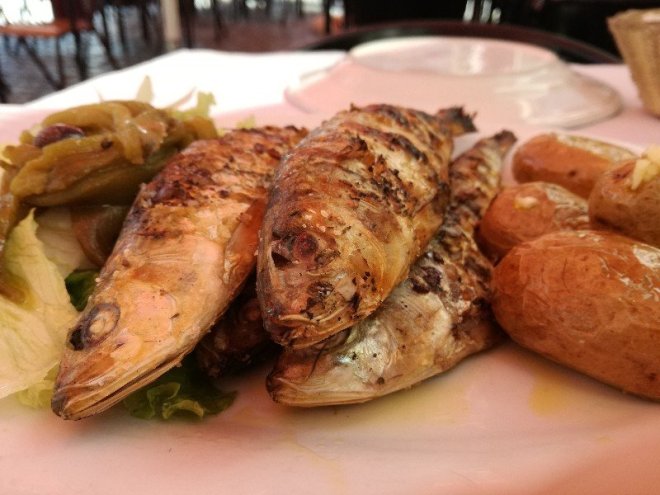 Paistetut sardiinit lautasella